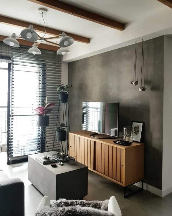 sala moderna decorada com rack de madeira e parede cinza Foto Welcome To 52 Home