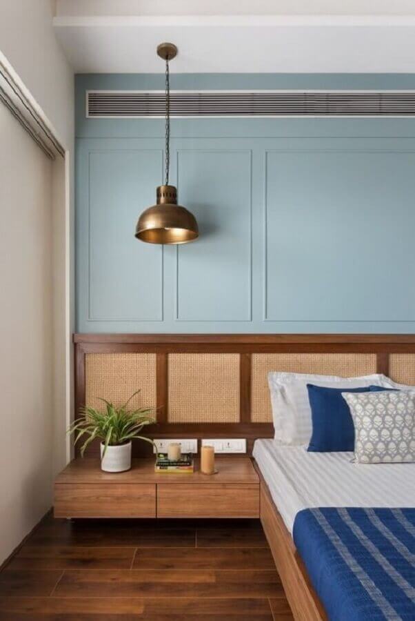 Boiserie quarto com parede azul decorado com cabeceira planejada de madeira Foto The Architects Diary