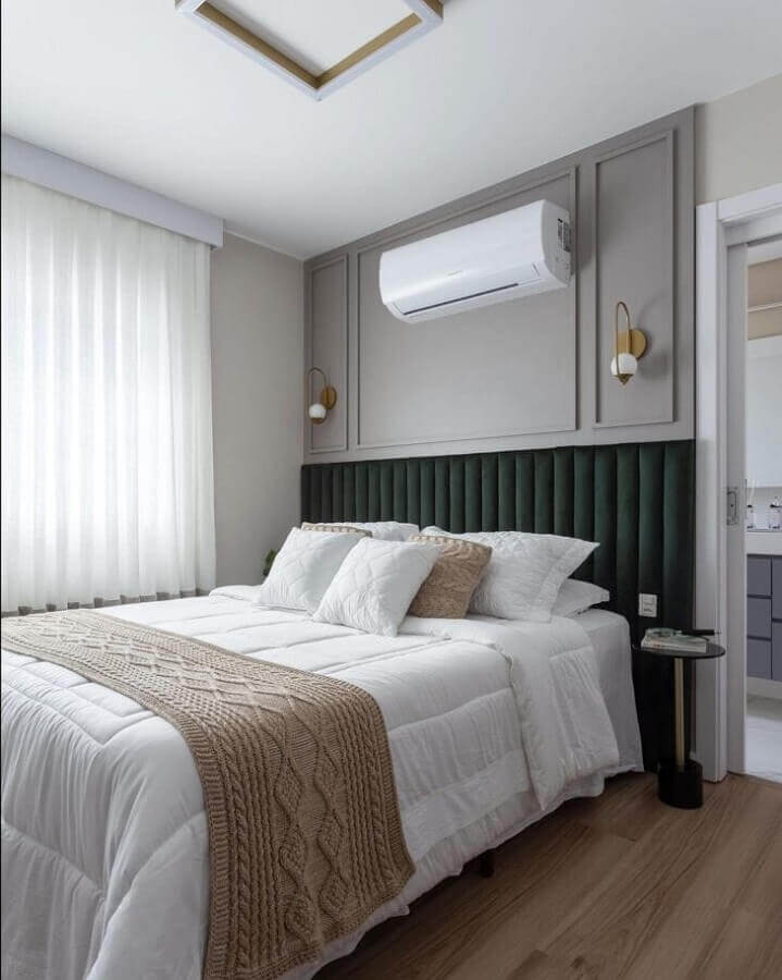 Boiserie quarto decorado com cabeceira estofada verde Foto Skala Arquitetura e Engenharia