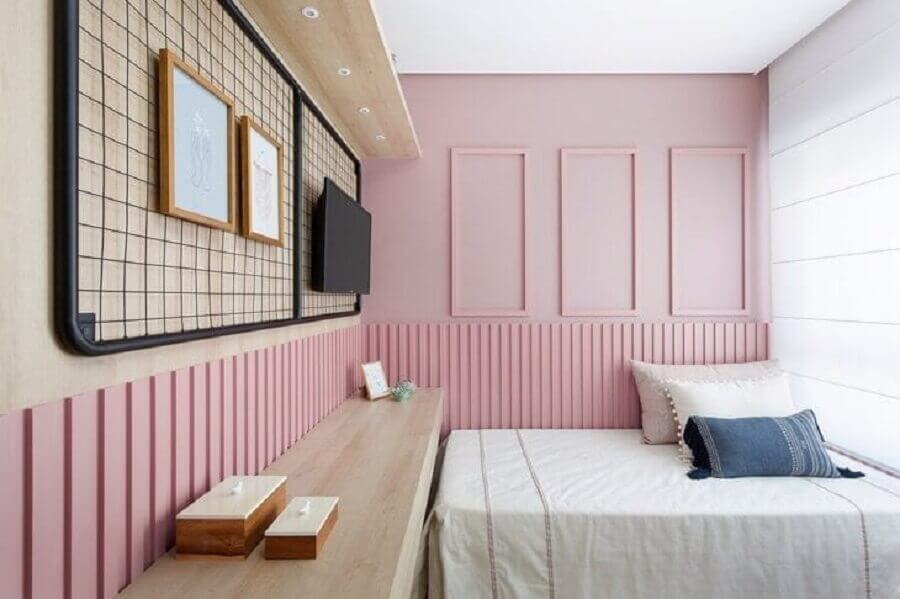 Boiserie quarto feminino pequeno decorado com parede rosa Foto Bianchi e Lima Arquitetura