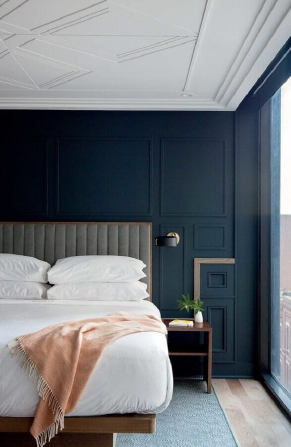 Cabeceira estofada para quarto de casal com boiserie decorado em azul e branco Foto The Architects Diary