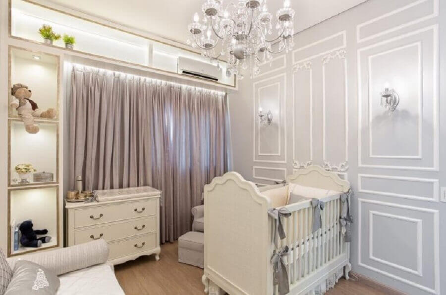 Cores claras para decoração com boiserie quarto de bebe Foto Dayane Moreschi