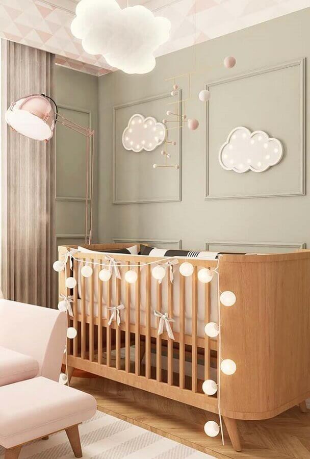 Boiserie quarto de bebe decorado em cores claras com luminária nuvem Foto Ideias Decor