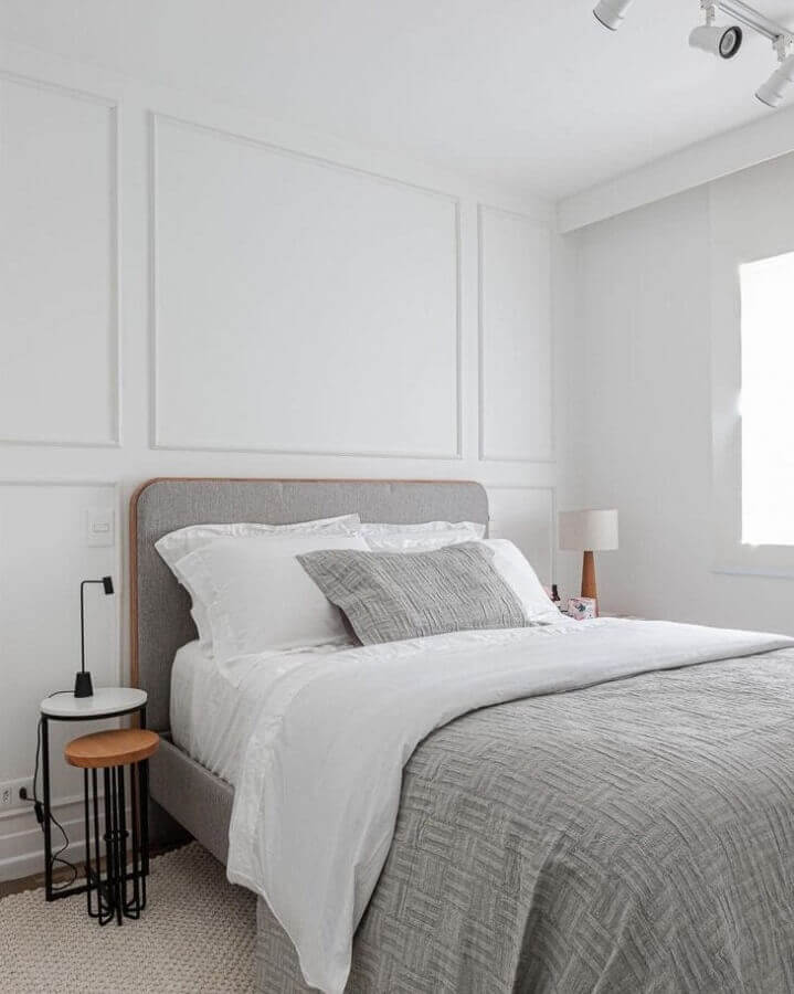Decoração minimalista para quarto de casal com boiserie Foto Aya Arquitetura