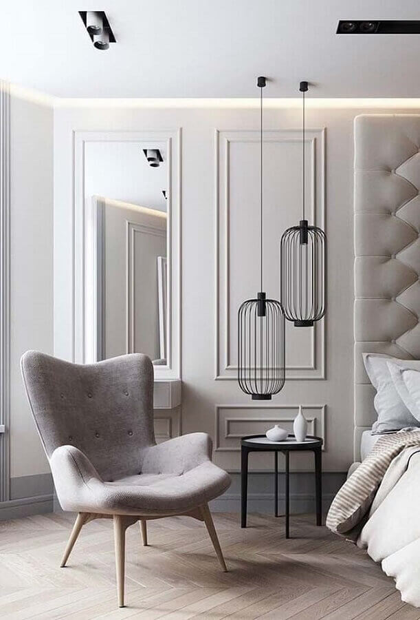 Luminária moderna para quarto com boiserie decorado em cores claras Foto Apartment Therapy