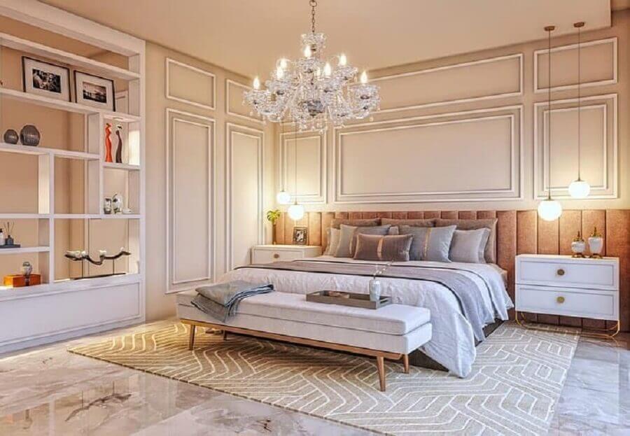 Moldura boiserie para quarto de casal grande e moderno decorado com cabeceira planejada Foto Carol Bertoli