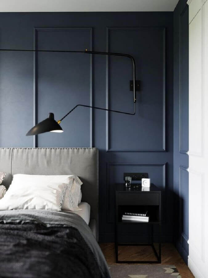 Boiserie no quarto moderno decorado com parede azul e luminária de parede Foto Editions de lArkhan