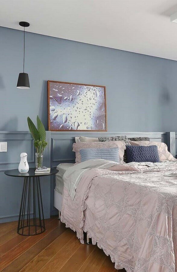 Boiserie quarto azul e branco decorado com luminária pendente e mesa lateral redonda Foto Casa Trés Chic