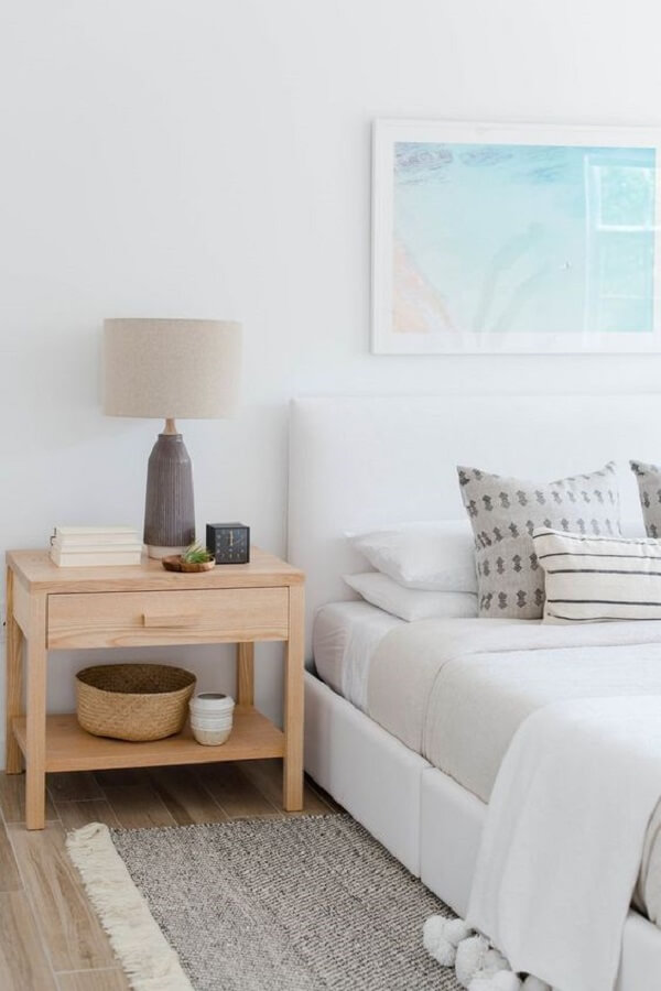 Criado mudo de madeira para decoração de quarto clean Foto Apartment Therapy