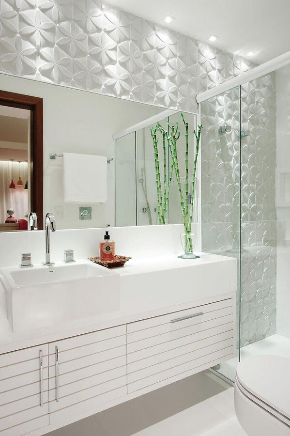Decoração clean para banheiro branco com revestimento 3D Foto Arquiteta Juliana Santana