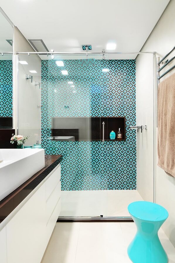 Decoração clean para banheiro branco com revestimento azul na área do box Foto Arquitetura e Construção