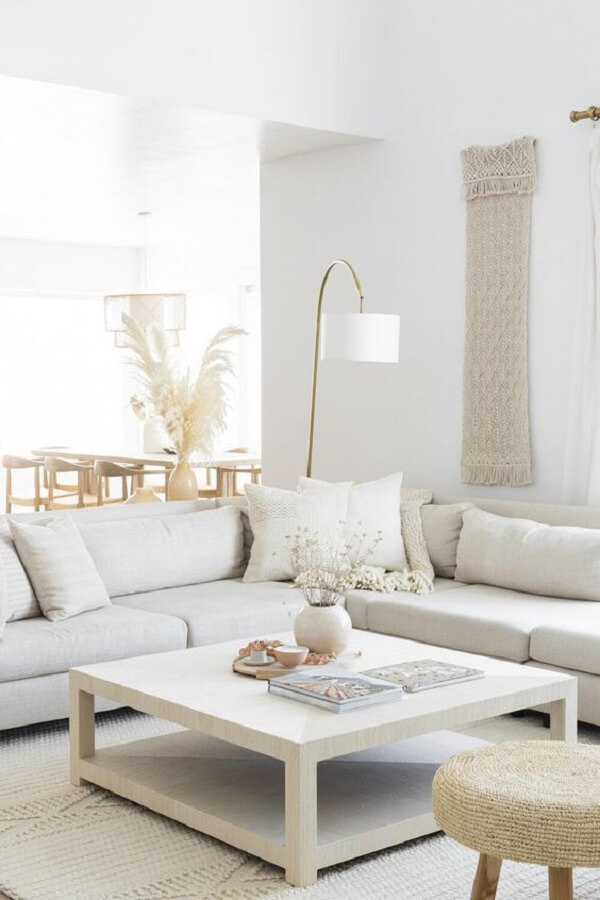 Decoração clean para sala de estar com sofa de canto e luminária de piso Foto Casa Trés Chic