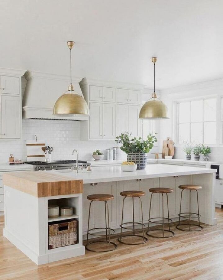  Decoração clean para cozinha branca grande com luminária dourada Foto McGee & Co