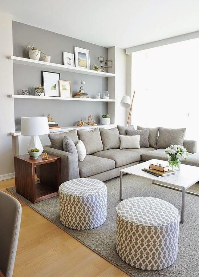 Decoração clean para sala cinza e branca com sofá de canto e puff redondo Foto Apartment Therapy