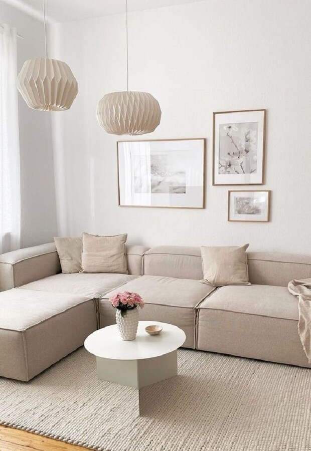 Decoração clean para sala de estar com sofa de canto modular Foto About the Home