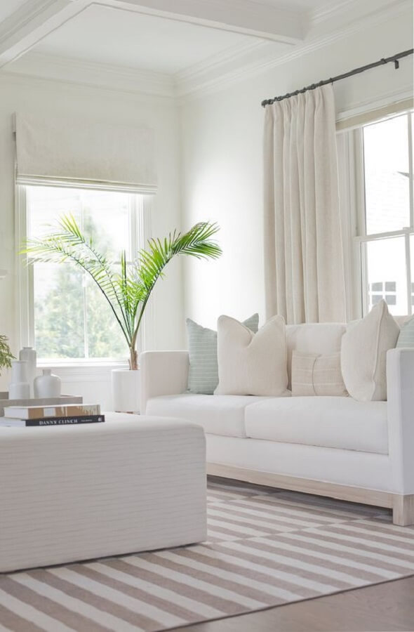 Decoração clean para sala de estar em cores claras com tapete listrado Foto Kara Theresa