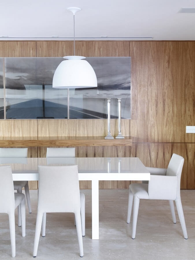 Decoração clean para sala de jantar moderna com parede de madeira Foto Arquiteta Izabela Lessa