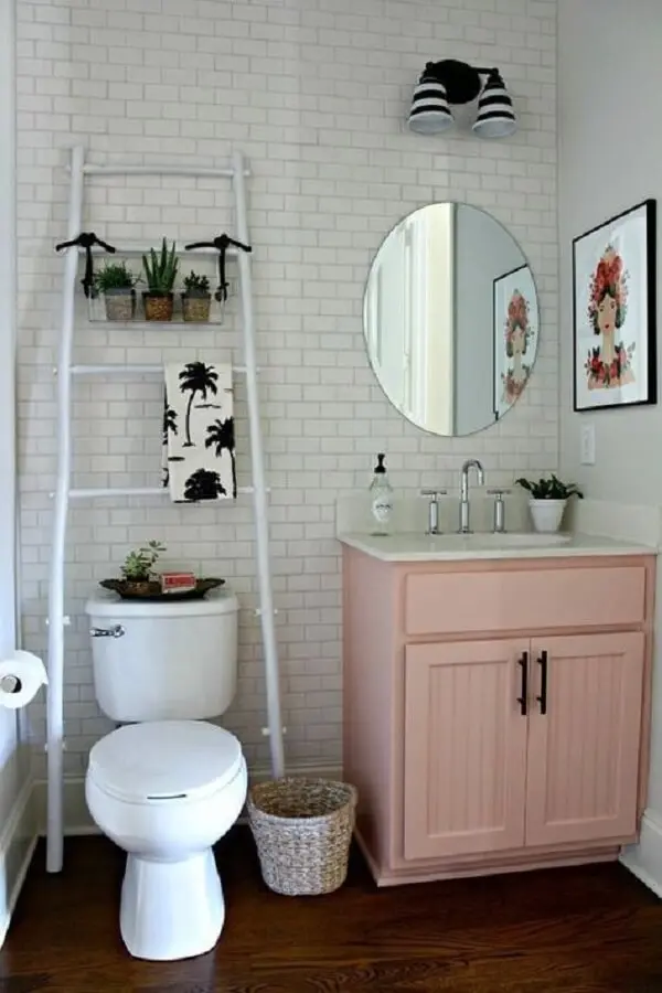 A escada decorativa para banheiro foi posicionada sobre o vaso sanitário. Fonte: Arkpad