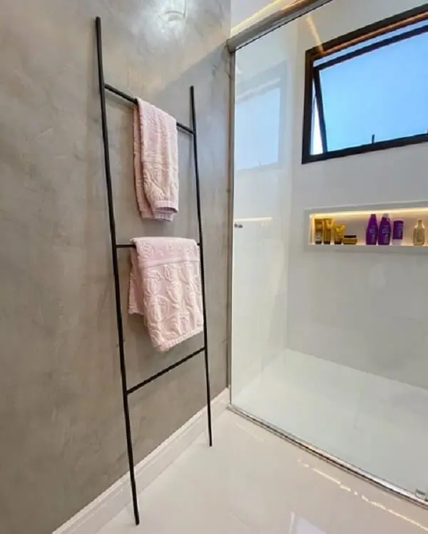 A escada decorativa de metal é usada com toalheiro no banheiro. Fonte: Casa e Construção