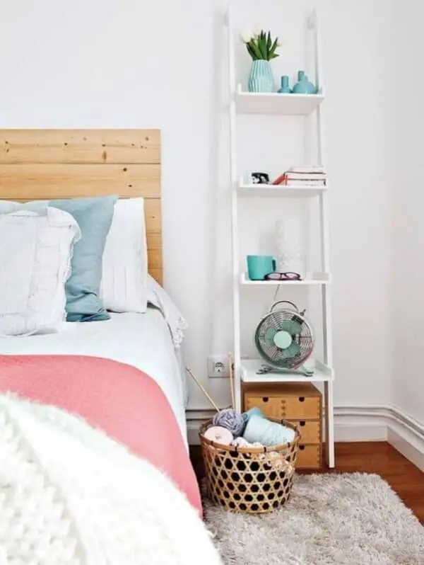 Ao invés de criado mudo utilize a decoração com escada ao lado da cama. Fonte: Checopie
