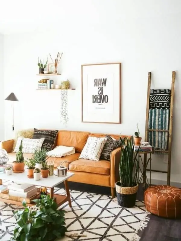 Decoração de escada traz personalidade para a sala de estar. Fonte: Decoratorist