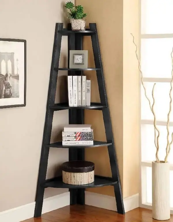 Estante escada decorativa de canto é ideal para ambientes compactos. Fonte: Furniture Market