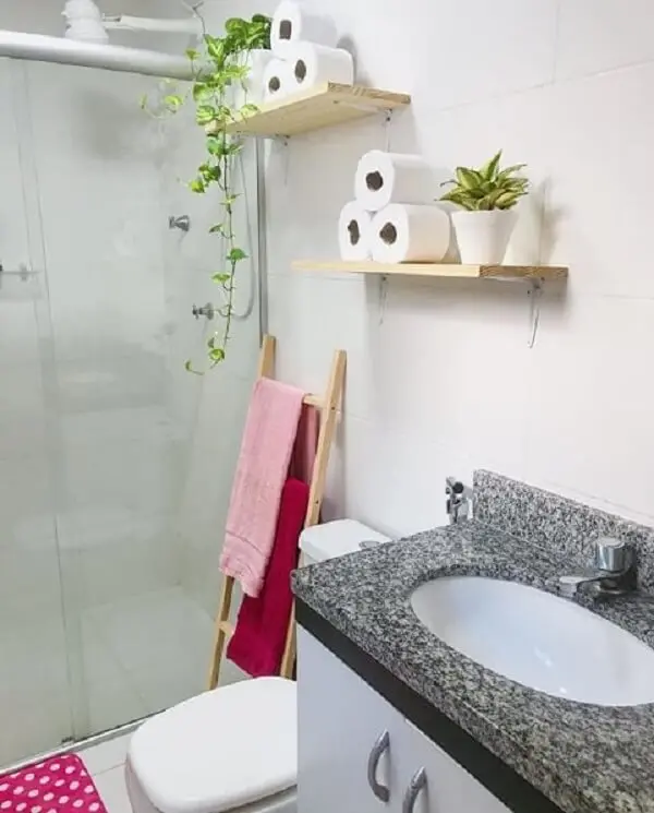 Na falta de espaço utilize uma mini escada decorativa para banheiro. Fonte: Casa e Construção