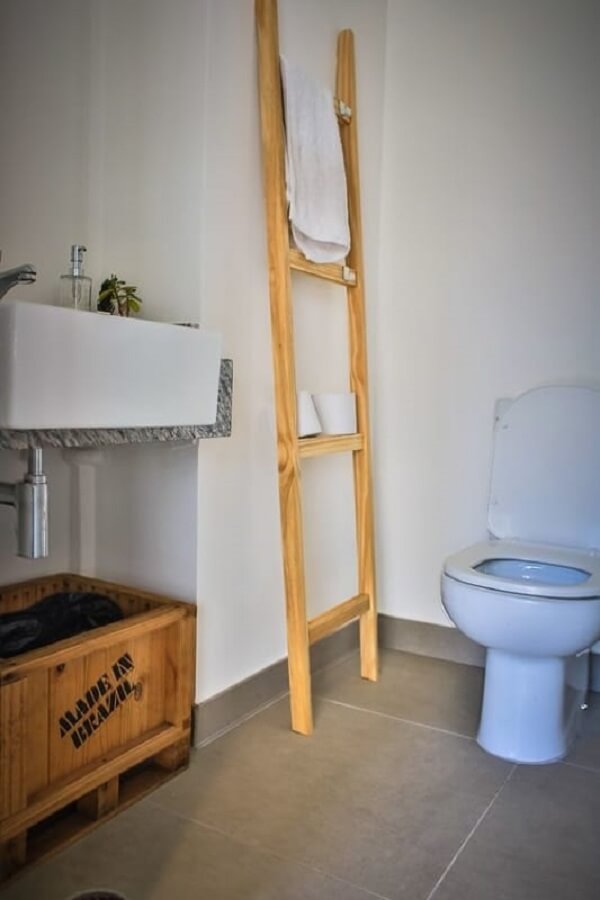 Apoie as tolhas de banho na escada de madeira decorativa. Fonte: Decoratorist