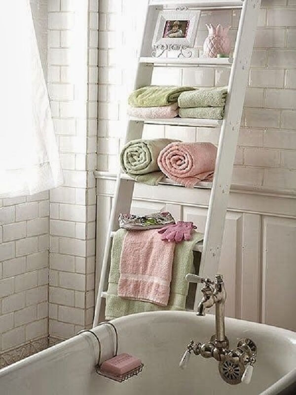 Apoie toalhas e itens de higiene na escada decorativa do banheiro. Fonte: Camarina Studio