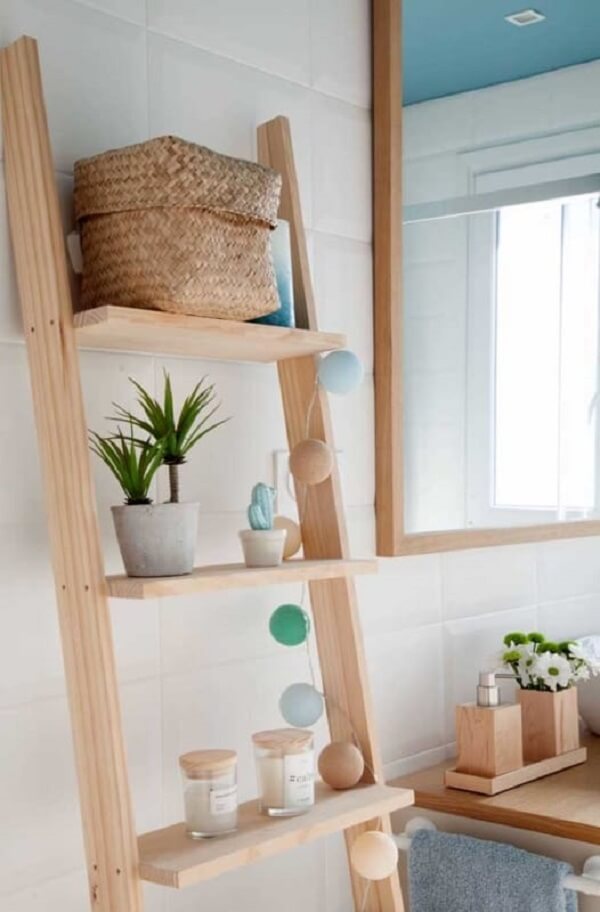 Decore o banheiro com uma linda escada de madeira decorativa. Fonte: Nordest Invest