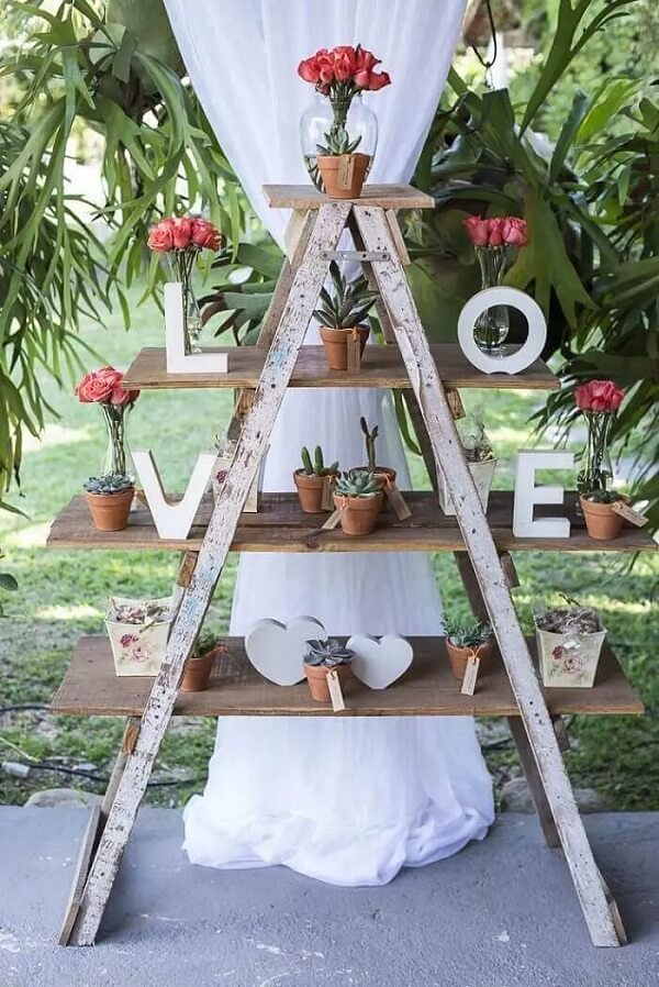 Estante escada decorativa usada no casamento. Fonte: Decoratorist