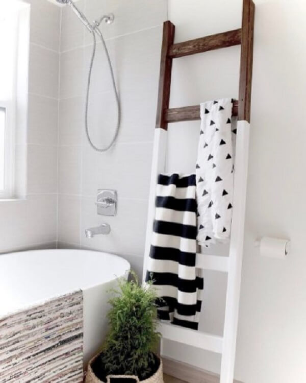 Modelo de escada decorativa para banheiro. Fonte: Apartment Therapy