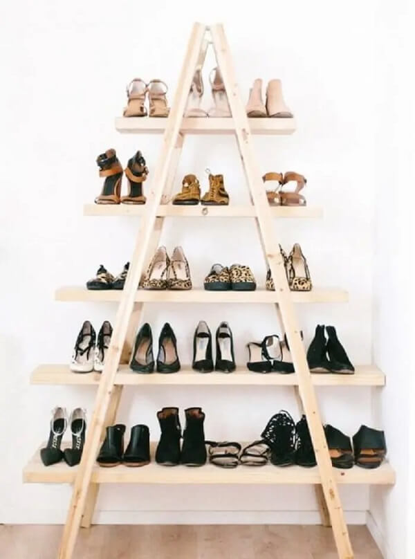 Organize sapatos na estante escada decorativa. Fonte: Shopee