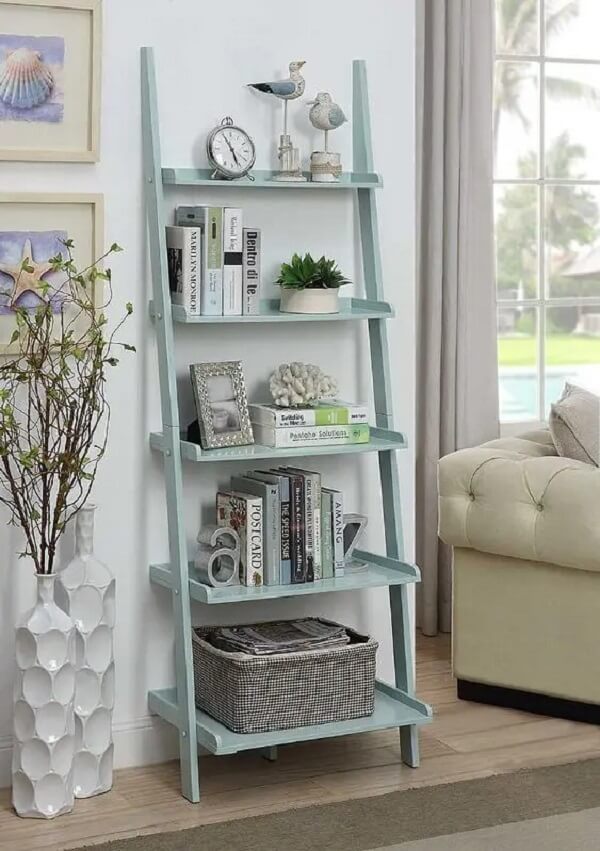 Sala com escada decorativa azul clara e vasos de plantas. Fonte: Totally Furniture