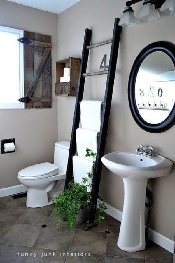 Toalhas de banho e rosto ficam apoiadas na escada decorativa para banheiro. Fonte: Handfie