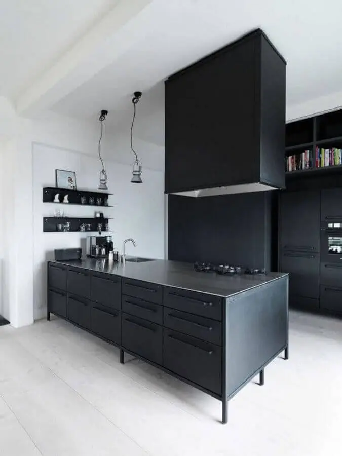 decoração moderna para cozinha preta com pendentes de teto Foto Archilovers