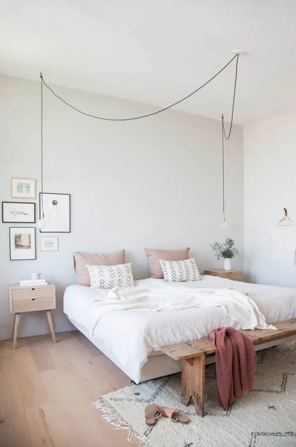 decoração minimalista para quarto com luminárias de teto sobre criados mudo Foto Tina Minter Interior