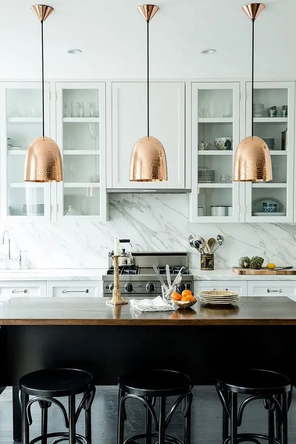 cozinha com ilha decorada com mármore e luminárias de teto em rose gold Foto Home Design Ideas