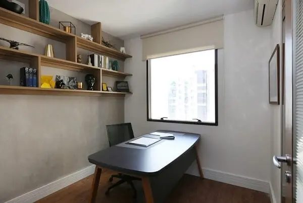 A mesa de parede otimiza o espaço no home office