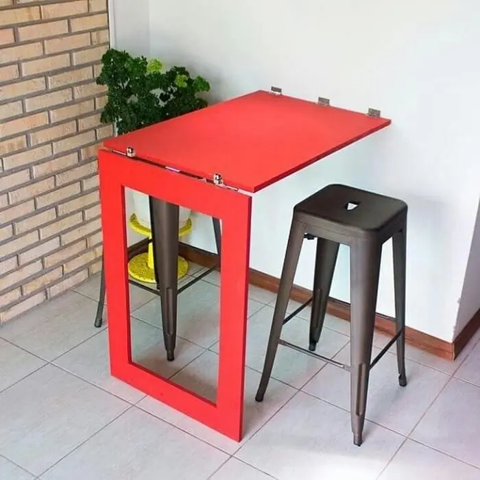 Modelo de mesa retrátil de parede vermelha.