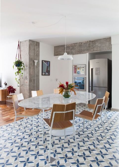 Sala de jantar com pisos para sala de ladrilhos Projeto de Ina Arquitetura