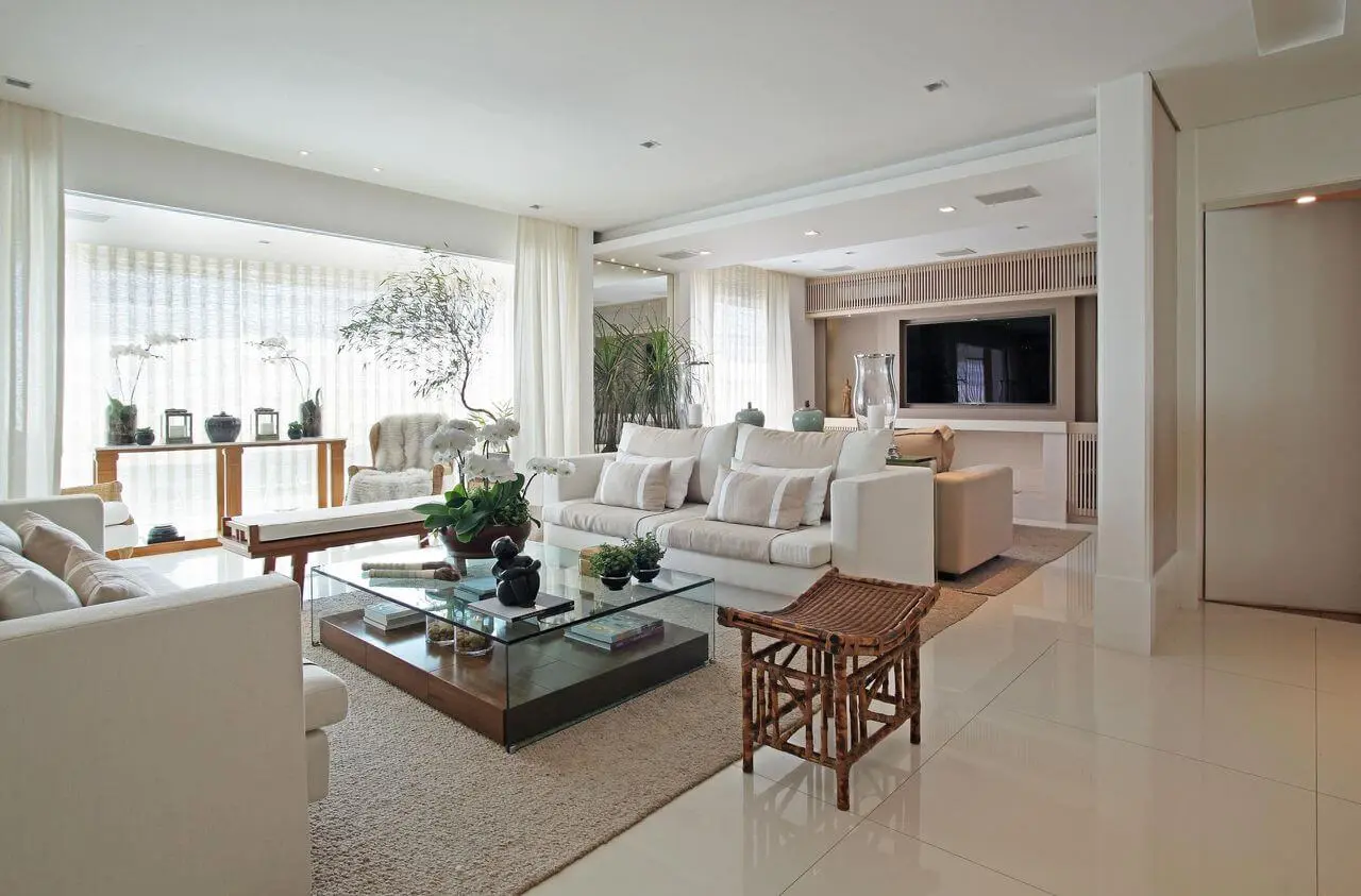 Decoração minimalista com pisos para sala com acabamento branco. Projeto por Andrea Teixeira &amp; Fernanda Negrelli