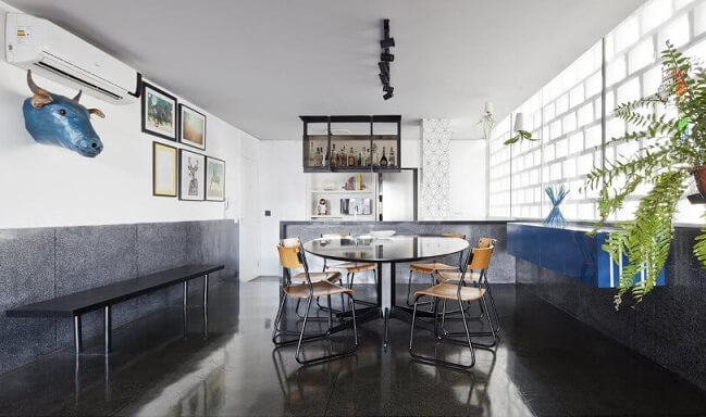 Sala de jantar com pisos para sala de porcelanato escuro Projeto de Filipe Ramos