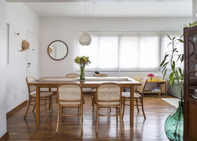 Sala de jantar com pisos para sala de madeira Projeto de Leila Dioniz
