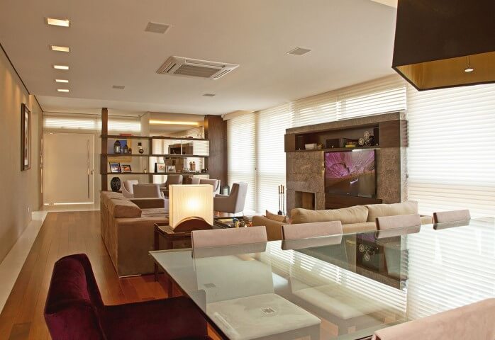 Sala integrada com pisos para sala laminado de madeira Projeto de Leonardo Muller