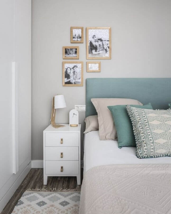 quarto de casal decorado com cabeceira estofada azul e mesa de cabeceira branca com gavetas Foto Kenay Home
