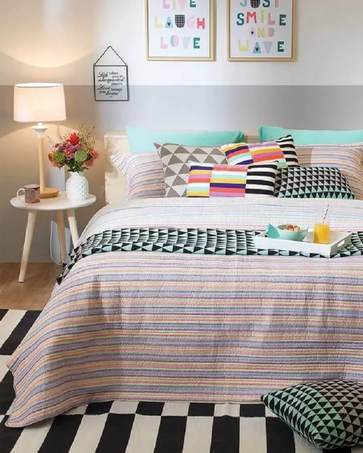 mesa de cabeceira retrô branca para quarto jovem decorado com várias almofadas coloridas Foto Pinterest