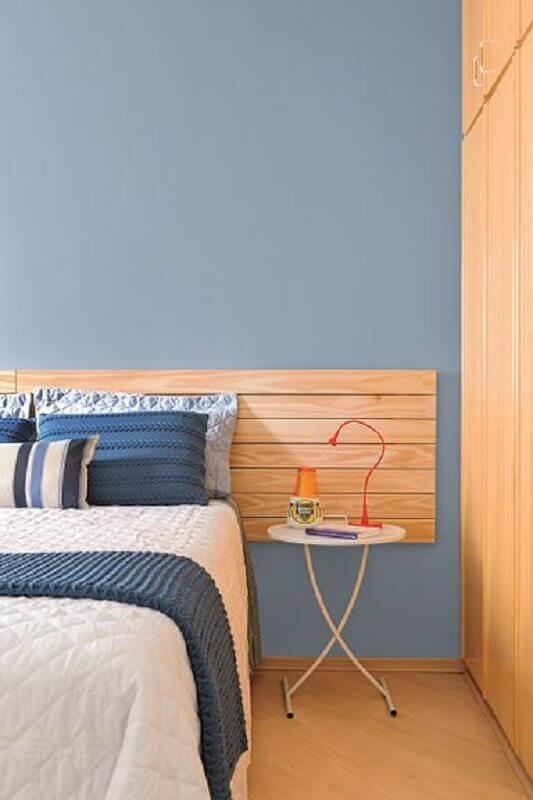 quarto azul decorado com mesa de cabeceira simples redonda Foto Pinterest
