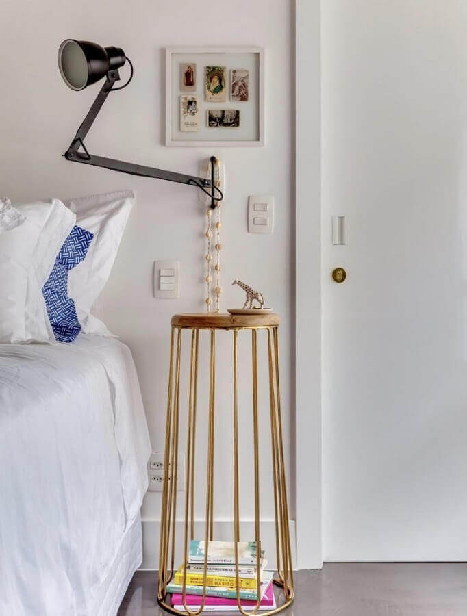 quarto branco decorado com mesa de cabeceira alta moderna Foto Pinterest