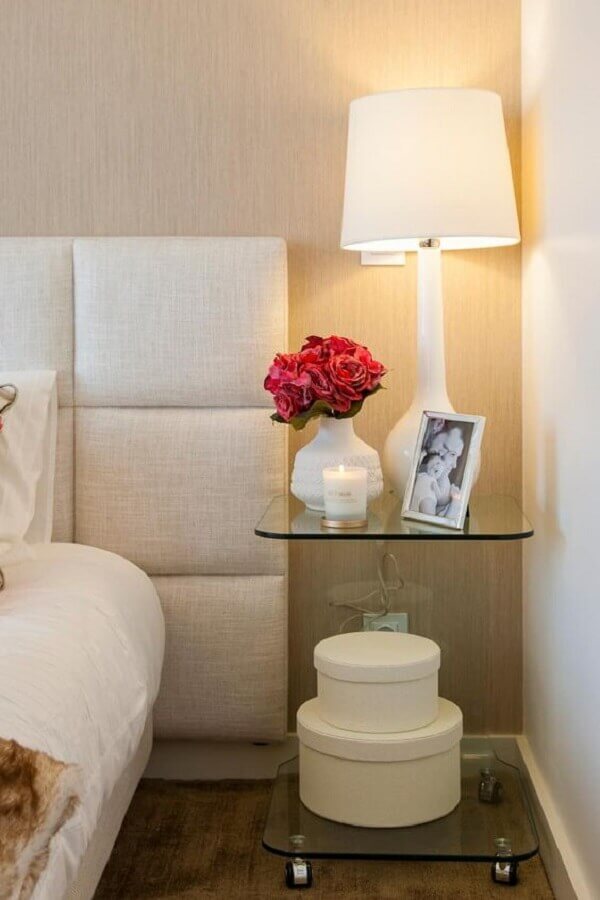 quarto branco e bege decorado com mesa de cabeceira de vidro Foto Archzine